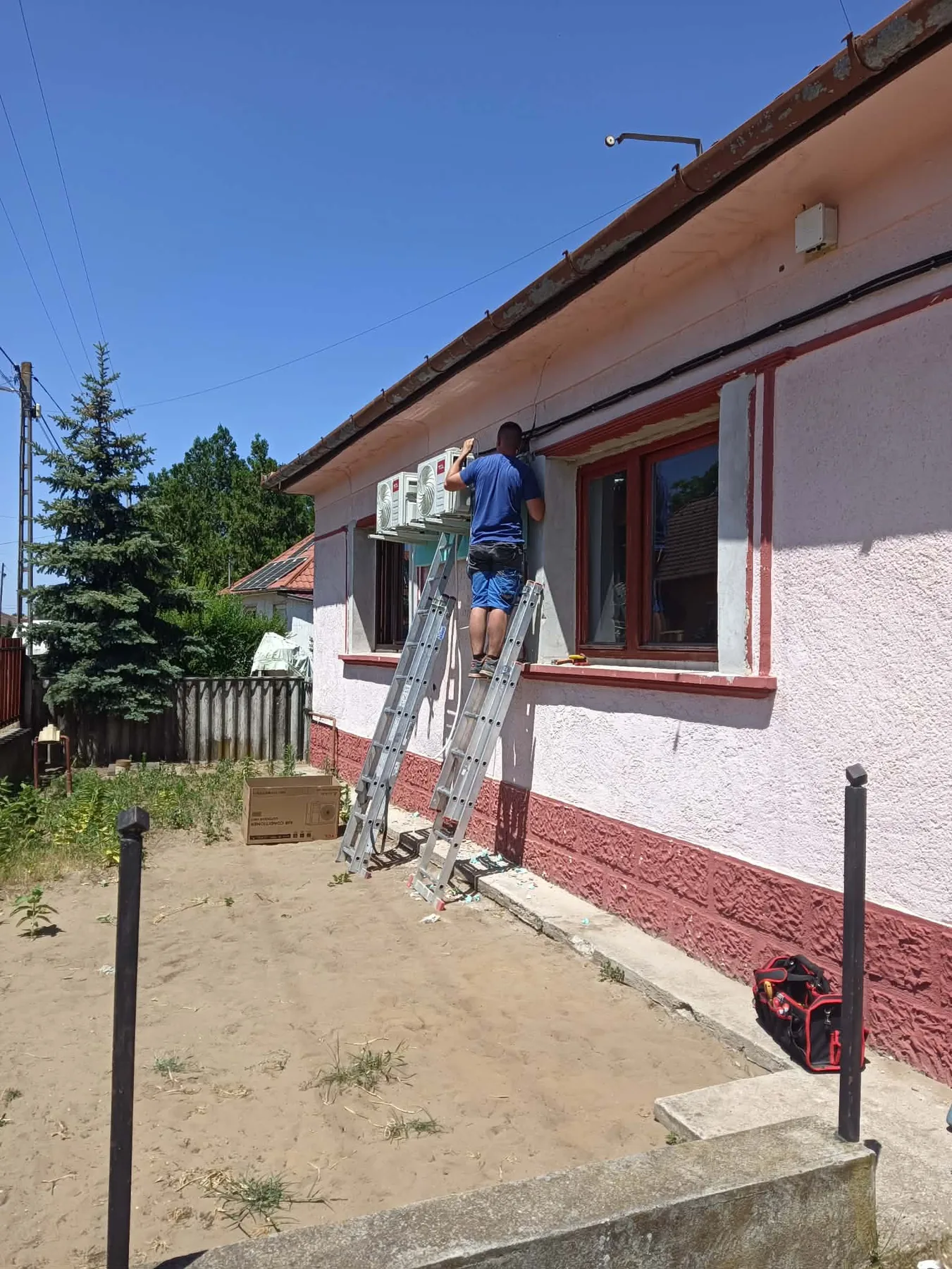 Klímatelepítés munka közben családi háznál