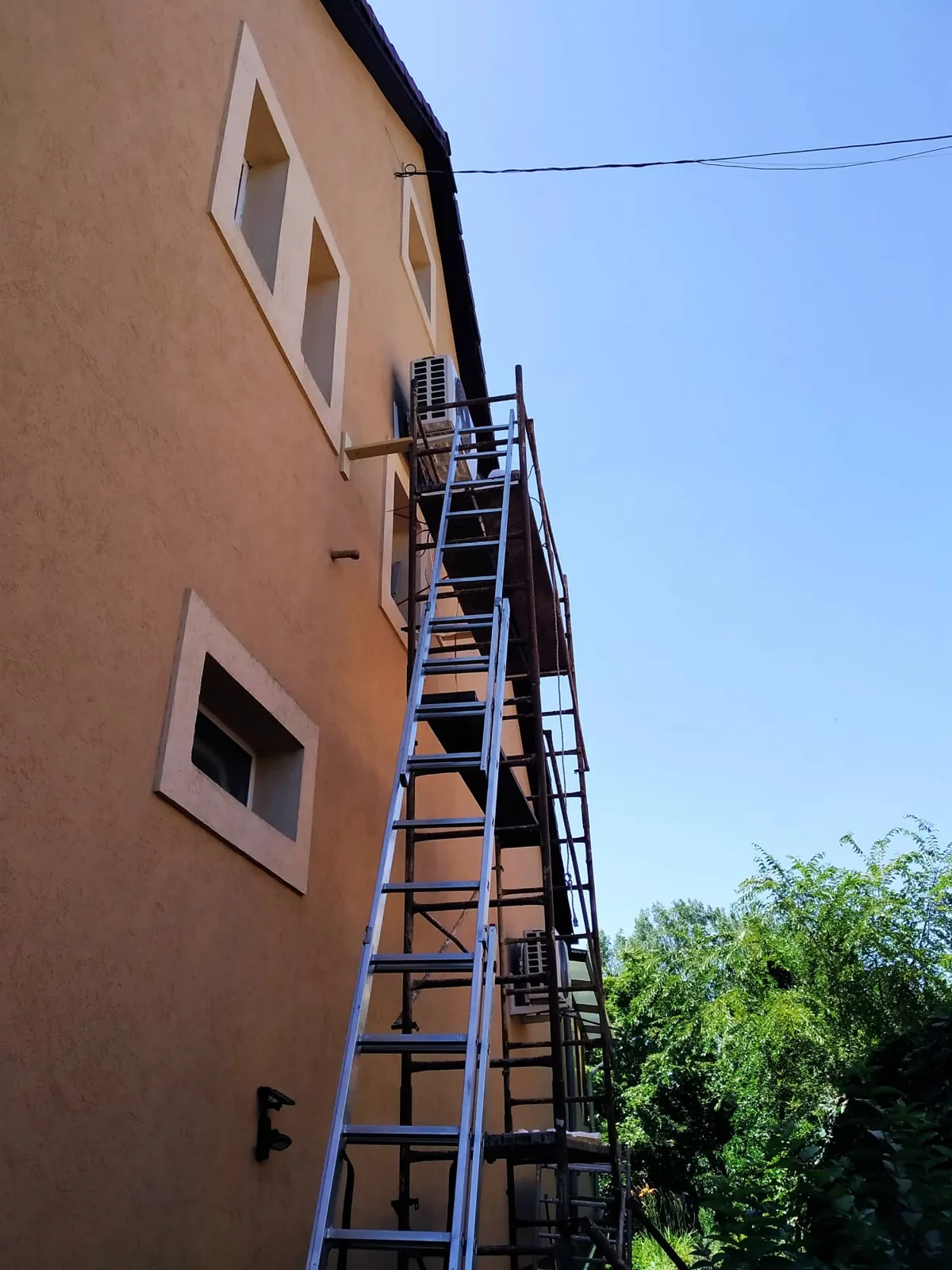 Split klíma szerelése állványról magasban
